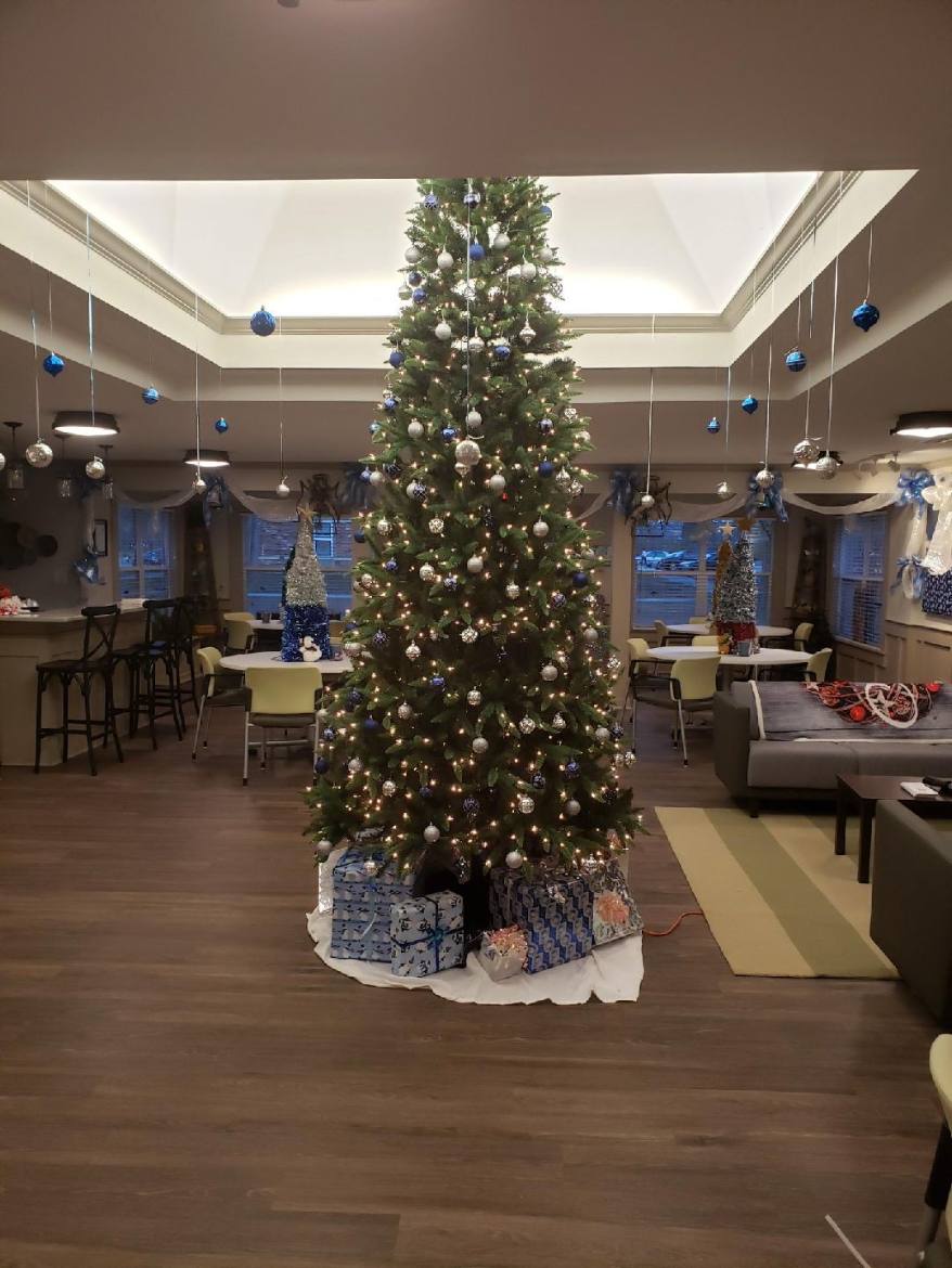 JackiGuilford's tweet photo. Getting in the spirit at Watterson Lakeview Apartments #WattersonLakeview #LiveMillennia @MillenniaCo https://t.co/KUTKvaDDUq