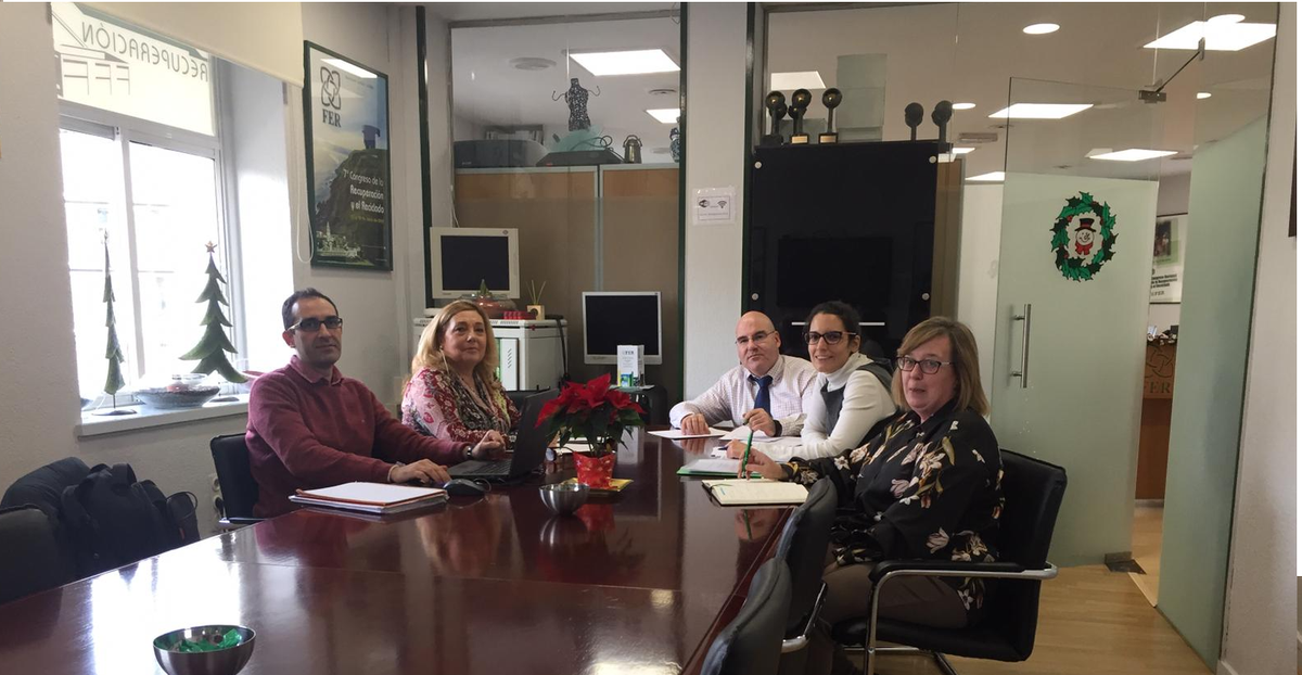 reciclajeFER's tweet photo. Reunión del Proyecto ERGOFER “Programa de Ergonomía para los puestos de Trabajo de de Maquinista, Operador de Cinta y Oxicorte", financiado por la Fundación Estatal para la Prevención de Riesgos Laborales #funprl #reciclajeFER https://t.co/1pGErYj3XH