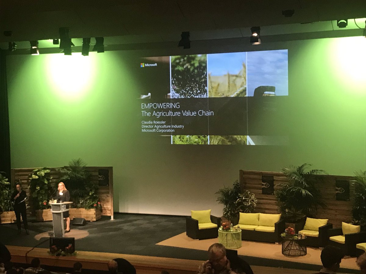 Les enjeux de l’#AI et de la data en robotique agricole et #AgTech présentés par <a href="/ClaudiaRoessler/">Claudia</a> de <a href="/Microsoft/">Microsoft</a> au #FIRA18