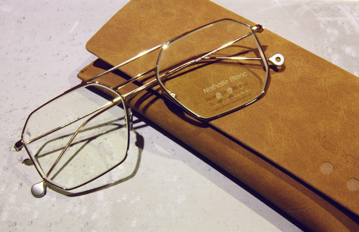 LOpticiens's tweet image. Notre coup de coeur de la semaine ! Modèle Bob de Nathalie Blanc
#nathalieblanc #lempereuropticiensrouen #laplusbellefaçondevoir #lunettes #lempereuropticiens #coupdecoeur #opticien