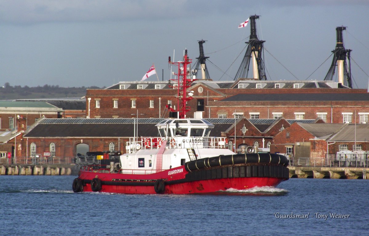 BFMunchkin's tweet photo. @SMSTowage 'Guardsman' and 'Yorkshireman' in Portsmouth Harbour for the inbound #GeestLine Reefer 'Star Courage' (11/12/18) https://t.co/Y8bd2EsVby