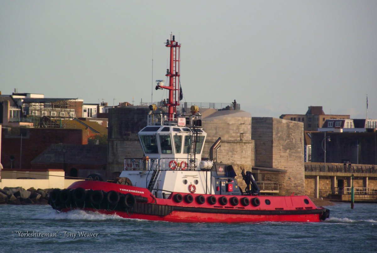 BFMunchkin's tweet photo. @SMSTowage 'Guardsman' and 'Yorkshireman' in Portsmouth Harbour for the inbound #GeestLine Reefer 'Star Courage' (11/12/18) https://t.co/Y8bd2EsVby