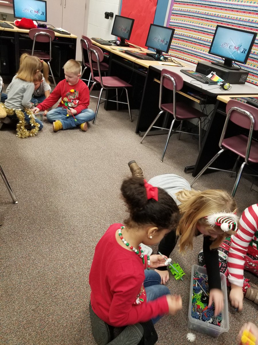 MsKnouse's tweet photo. Internet suddenly down... time for low-tech fun w/K'Nex. @mrsfigmakes @BAECinAction #LowTechDay #STEM @KNEX https://t.co/caodAdN9wi