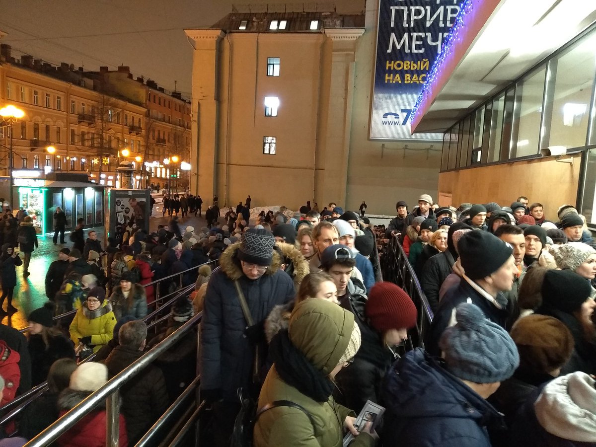 YouDeserve_More's tweet image. Клёво. Вход на Ваську &quot;временно ограничен&quot; и огромная толпа пытается влезть в ОДНУ ДВЕРЬ. Сзади все, конечно же, толкаются, давят, наплевав на всё и всех. #Удобство и #безопасность в метро.
Иронично, что это происходит под &quot;Выхода нет&quot; от уличного музыканта.