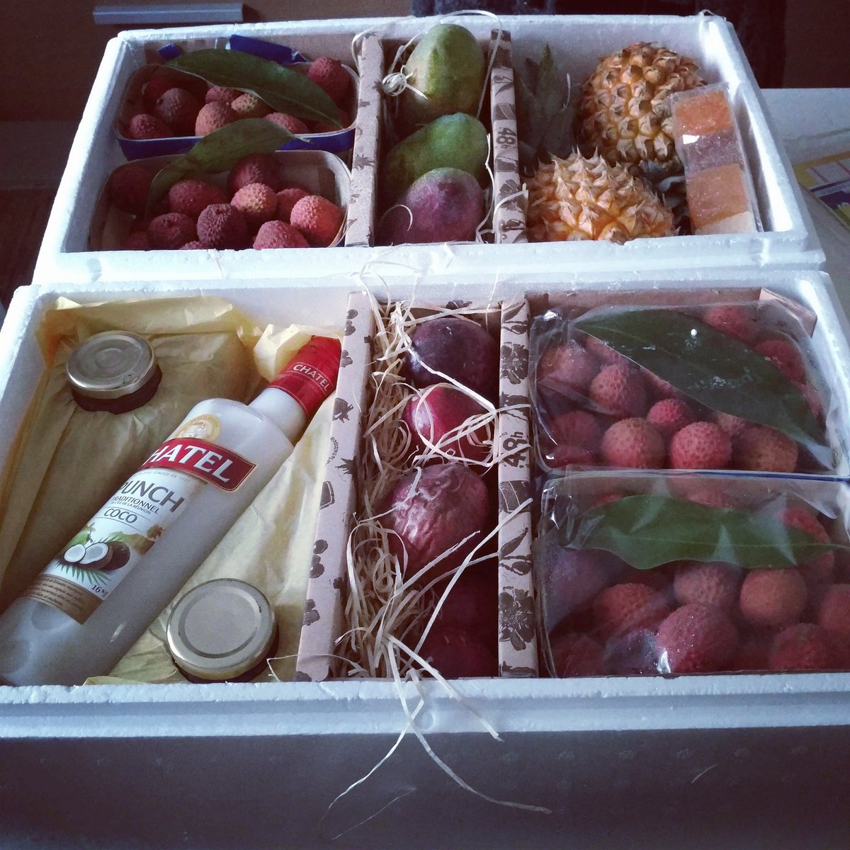 MaeGameuZe's tweet photo. Ma maman à reçu un colis de l'île de la réunion avec tous pleins de bon Fruit #Litchi #Mangue #FruitDeLaPassion #Ananas #PunchCoco https://t.co/NYMMLt8teF