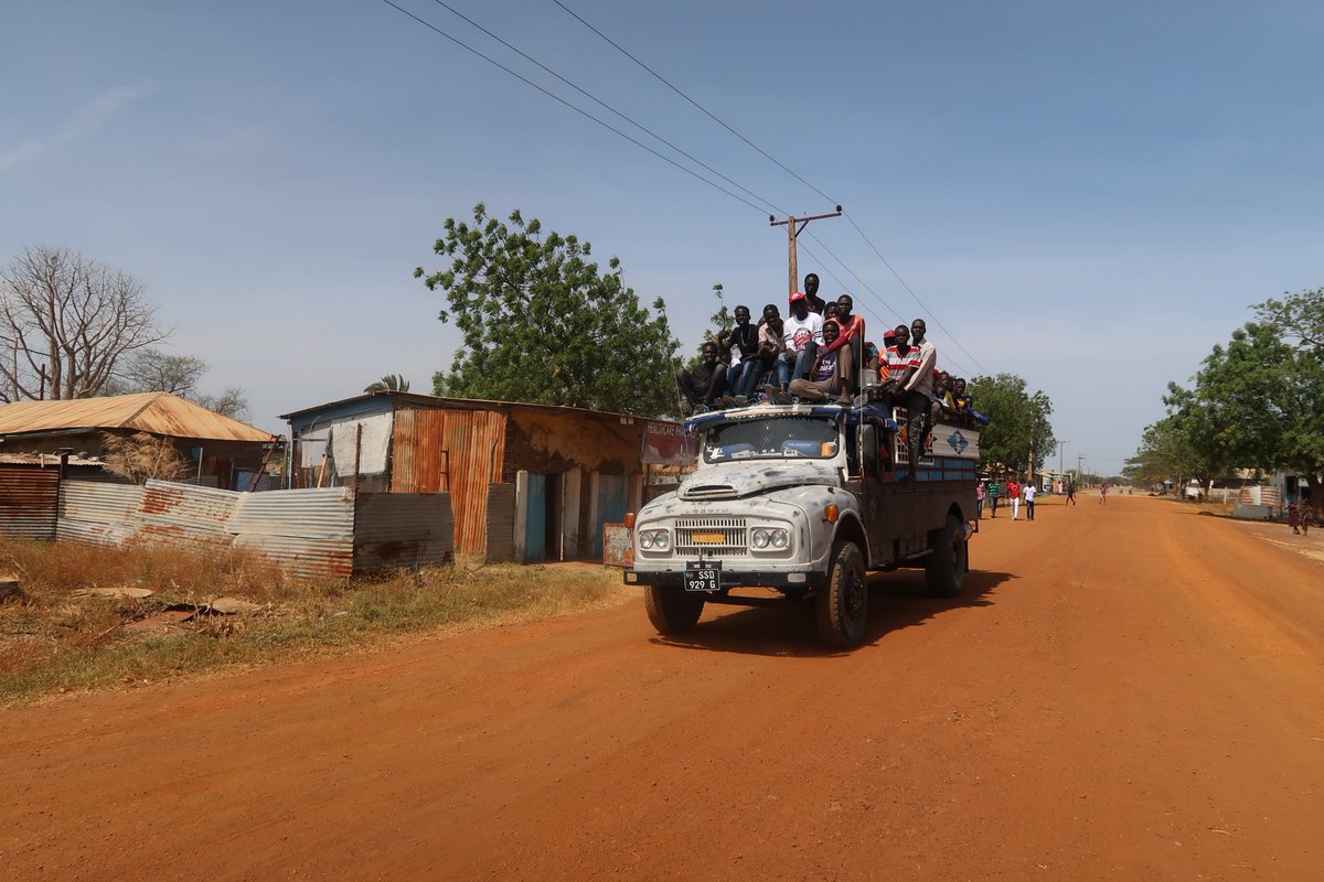 Let's do this for #HumanRightsDay: A truck full of displaced people from the @UN Protection of Civilians site in Malakal heads out to the town's stadium where #EmmanuelKembe and #KawajaRevolution are performing at the 'Malakal United' concert. @RadioMiraya #StandUp4HumanRights