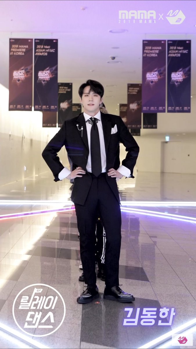 WithDh1's tweet photo. ดงฮันไม่ได้ยืนอยู่คนเดียวนะ มีเพื่อนๆยืนต่อแถวข้างหลังอีกเป็นสิบ แต่ตัวดงฮันคือบังเพื่อนเกือบมิดเลย อ่ะแซว https://t.co/nTSQXkcRke