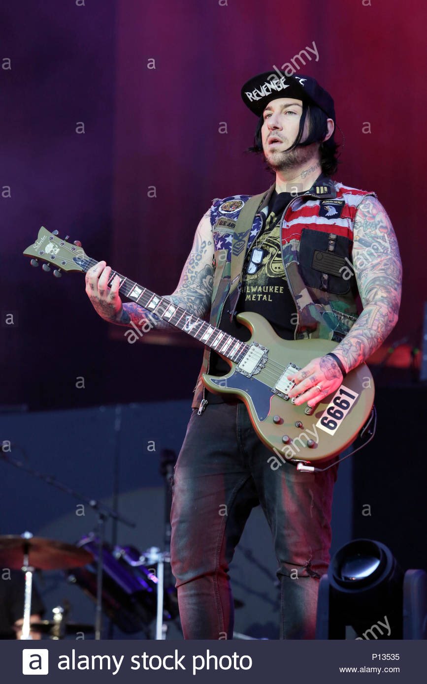 Happy 37th birthday to amazing rhythm guitarist Zacky Vengeance 