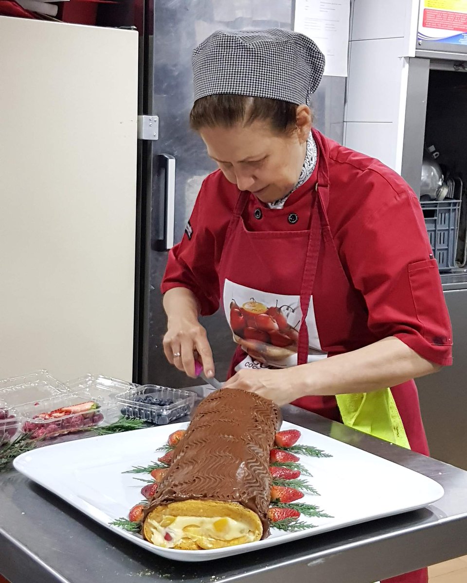 DianaGarciaChef's tweet image. En modo NAVIDAD 🎄🎄🎄
Decorando nuestro tradicional postre Navideño  ❤ #TroncoNavideño #RolloNavideño #DianaGarcíaChef #Bogotá #Navidad
restaurantedianagarcia.co/navidad