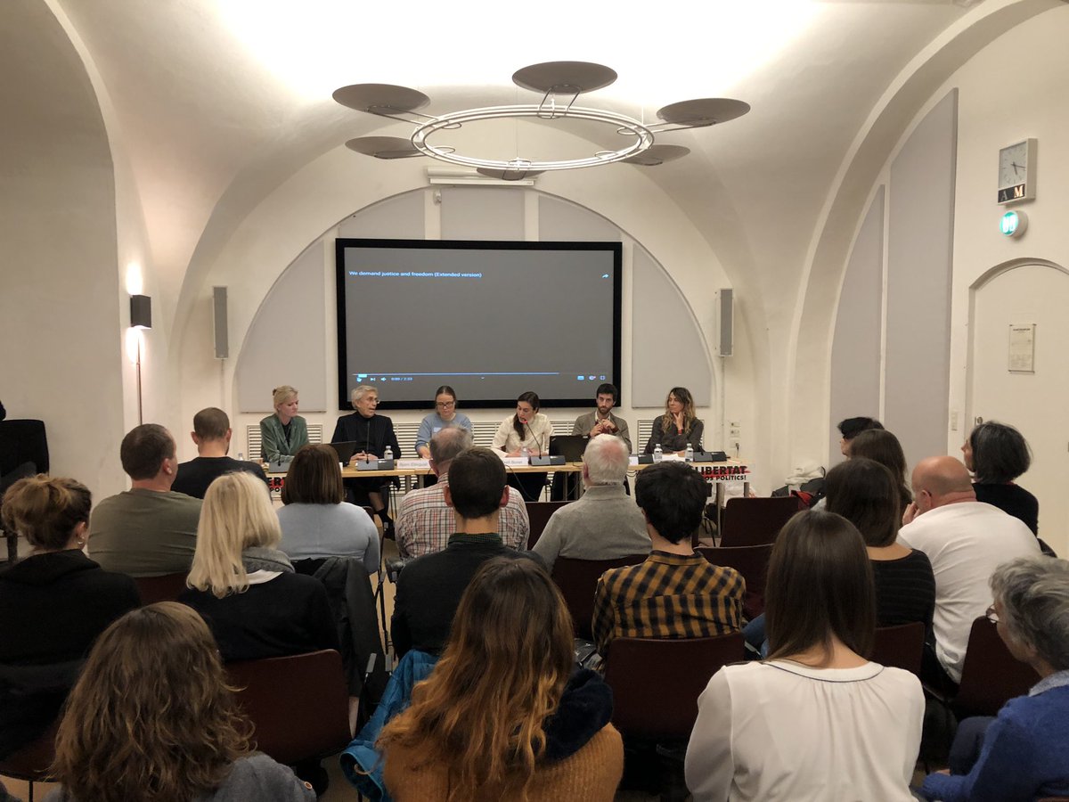 pelledragsted's tweet photo. Many people attended a meeting about the political prisoners en Catalonia held in the danish parliament. Thanks for @TxellBonet for coming. #FreeCatalanPoliticalPrisoners https://t.co/JyWXROBWnA