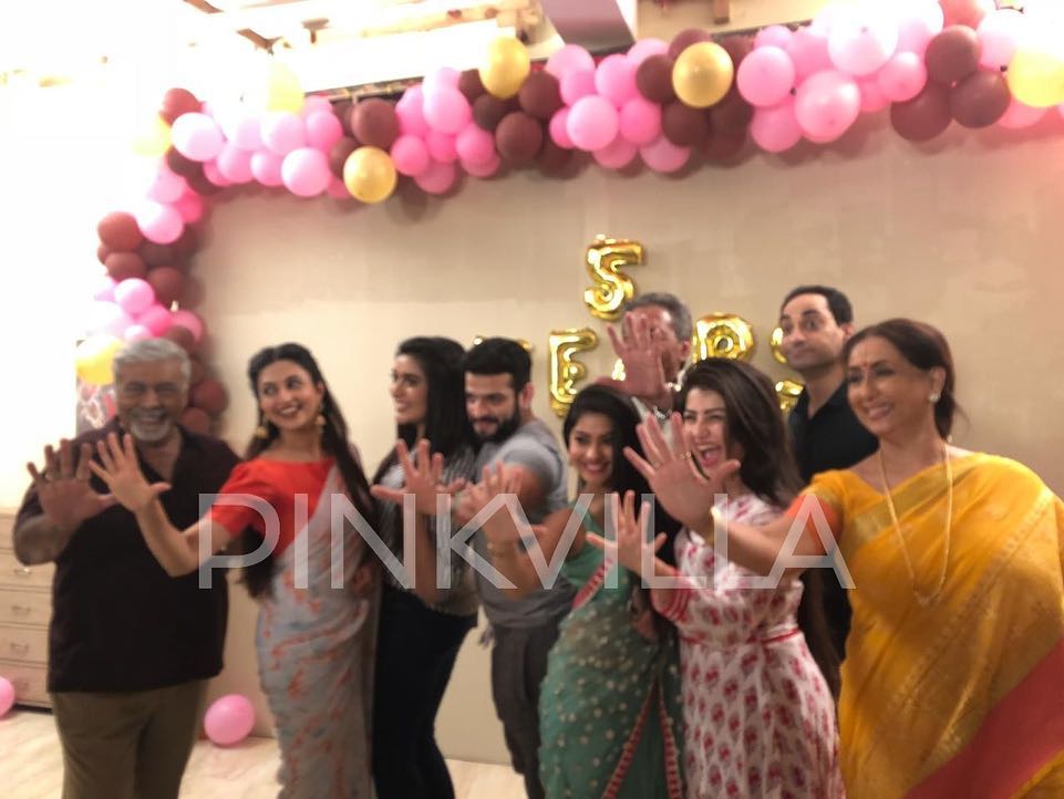 _XRiaX_'s tweet photo. Happy 5 Years Of Yeh Hai Mohabbatein..โคโคโค
#5YearsOfYHM #TeamYHM
@Divyanka_T @TheKaranPatel https://t.co/IChY1X4nKv