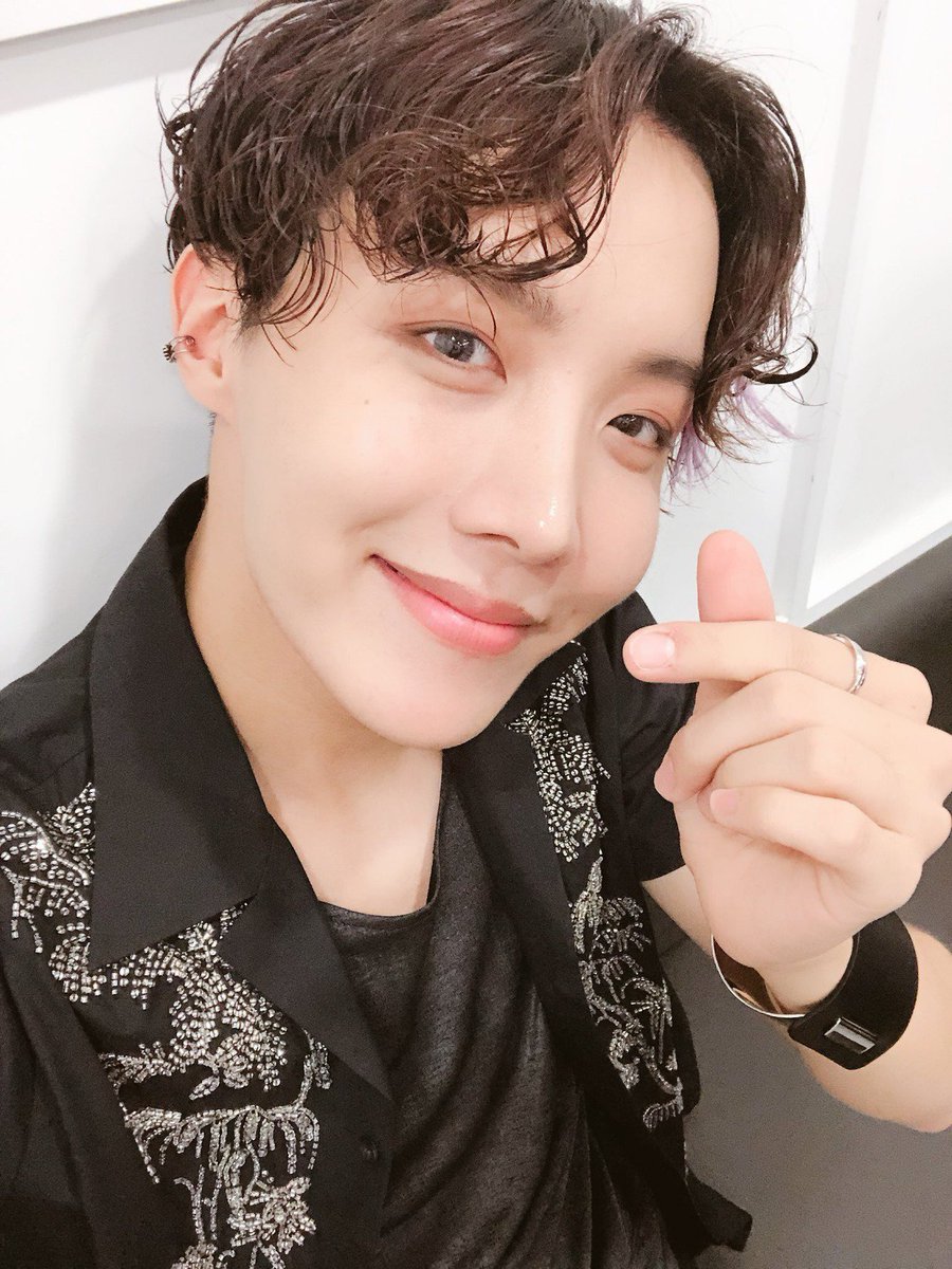Nαƚαʅιҽ⁷ on Twitter Heres some Hobi with curly hair because I feel like  I havent posted enough about this amazing man  JHOPE BTS  BringThisLookBack httpstcof00sPYA6S3  Twitter