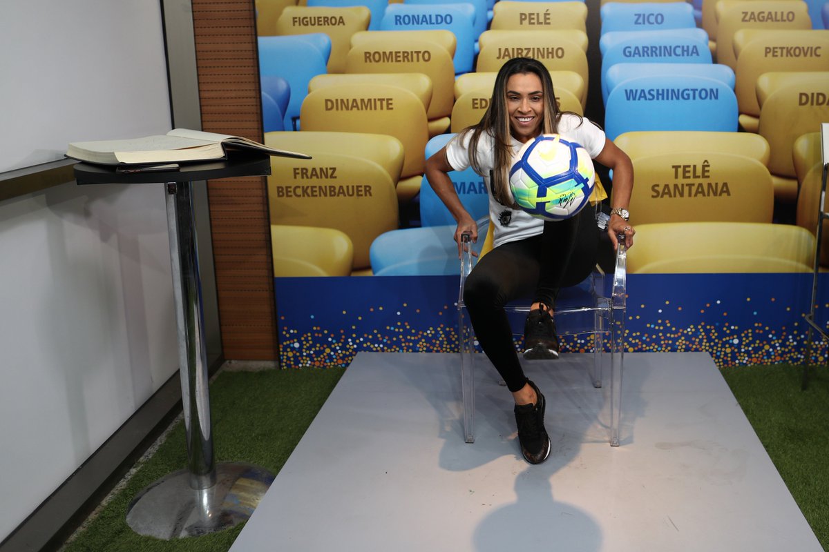 Rainha para sempre no Maracanã! Marta recebeu ontem mais uma justa homenagem, dessa vez do estádio mais famoso do mundo. A nossa craque teve os pés eternizados no Hall da Fama! 👣⚽🇧🇷 #GigantesPorNatureza
Fotos: Lucas Figueiredo/CBF