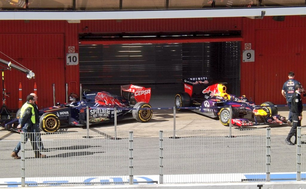RedBullF1Fairy's tweet photo. Another throwback for today's #ToroRossoTuesday also featuring @redbullracing #Bulls #RB9 #STR9 😍 #RedBullFamily https://t.co/OE681EKwMo