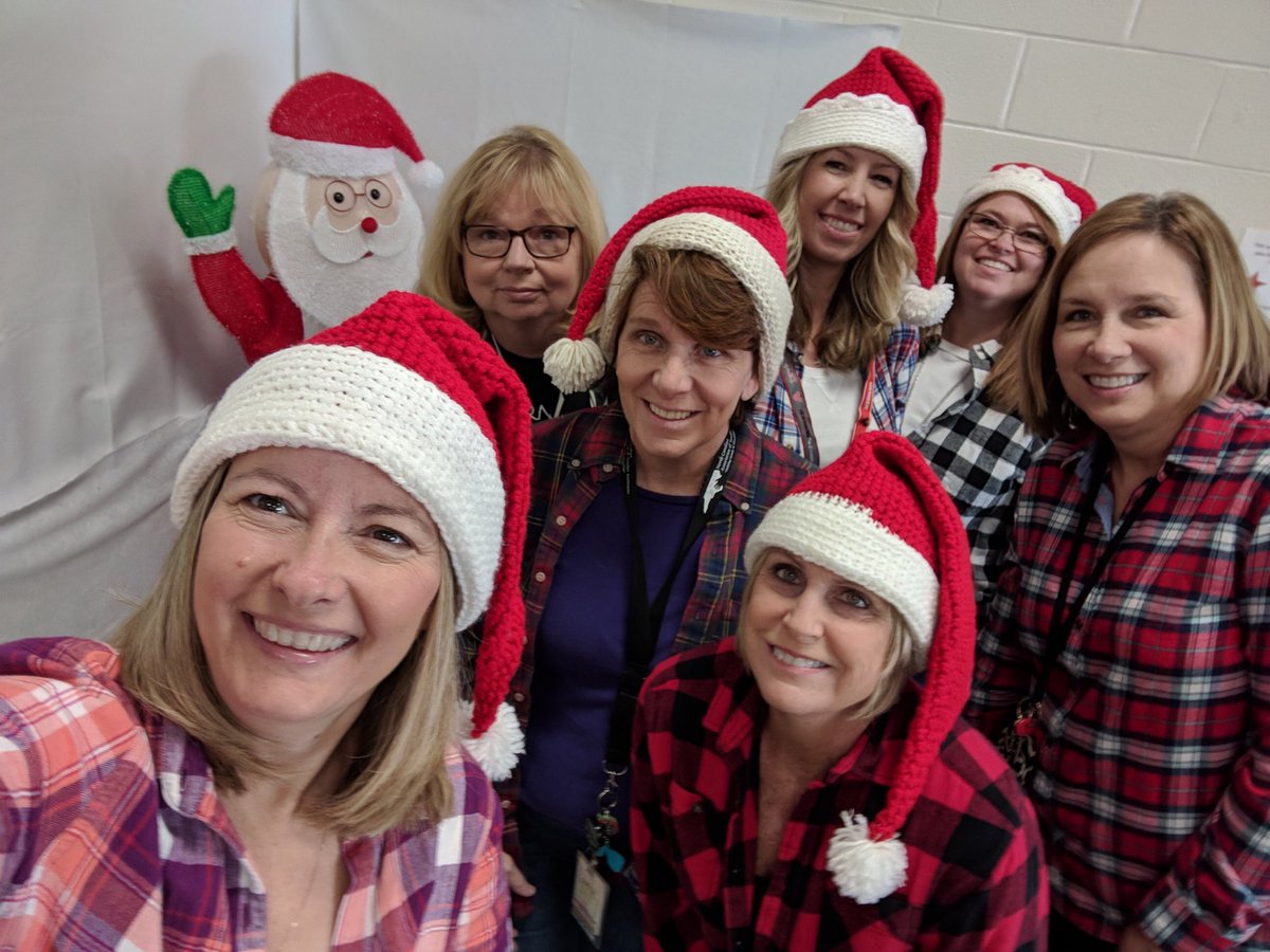 ginawarner0905's tweet photo. Being nice! #wuesfamily #wuesholidayfun ⁦@MsAndersonUCPS⁩ https://t.co/idl8axYsPK