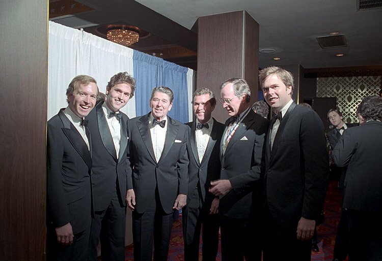 "The time has come to turn to #God and reassert our trust in Him for the healing of America - our country is in need of and ready for a spiritual renewal"
~ Ronald #Reagan, seen here with #Bush men
#40 #Bush41 #W #43 #JEB #CommanderInChief #HealAmerica #USA