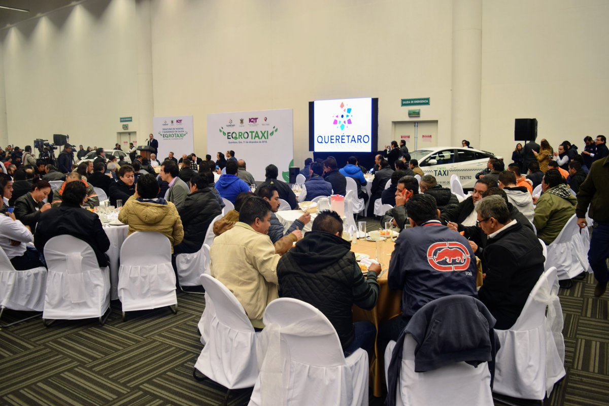 SEDESUQro's tweet photo. Titular de SEDESU, @mdelprete acompañó al gobernador, @PanchDominguez, durante el banderazo de salida de EQroTaxi. 
Ahora Querétaro contará con taxis híbridos para cuidar la calidad del ambiente. 
#HombroConHombro https://t.co/2GPbCasrCA
