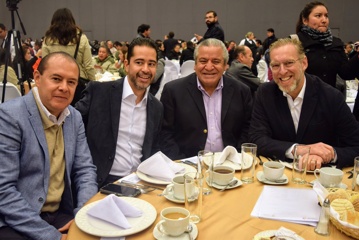 SEDESUQro's tweet photo. Titular de SEDESU, @mdelprete acompañó al gobernador, @PanchDominguez, durante el banderazo de salida de EQroTaxi. 
Ahora Querétaro contará con taxis híbridos para cuidar la calidad del ambiente. 
#HombroConHombro https://t.co/2GPbCasrCA