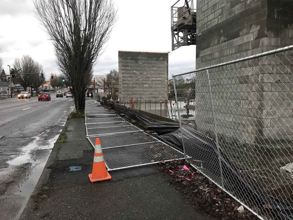 televod's tweet photo. 82nd and SE Brooklyn. People are walking in 40mph+ traffic lanes because this construction crew can’t be bothered to pick up their fence. Been like this since at least Monday morning. @PBOTinfo @tedwheeler @ChloeEudalyPDX @notifypdx @BikePortland @cityofportland @bikeloudpdx https://t.co/uKejc5y1jM