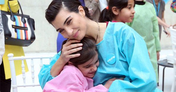 liku47's tweet photo. #TubaBüyüküstün #UNICEF 🌐 #UnicefTürkiye #TubaBuyukustun @unicefturk @TubaBustun Unselfish charity woman 👏👏👏❤️❤️❤️ https://t.co/mHFI9hfO7e