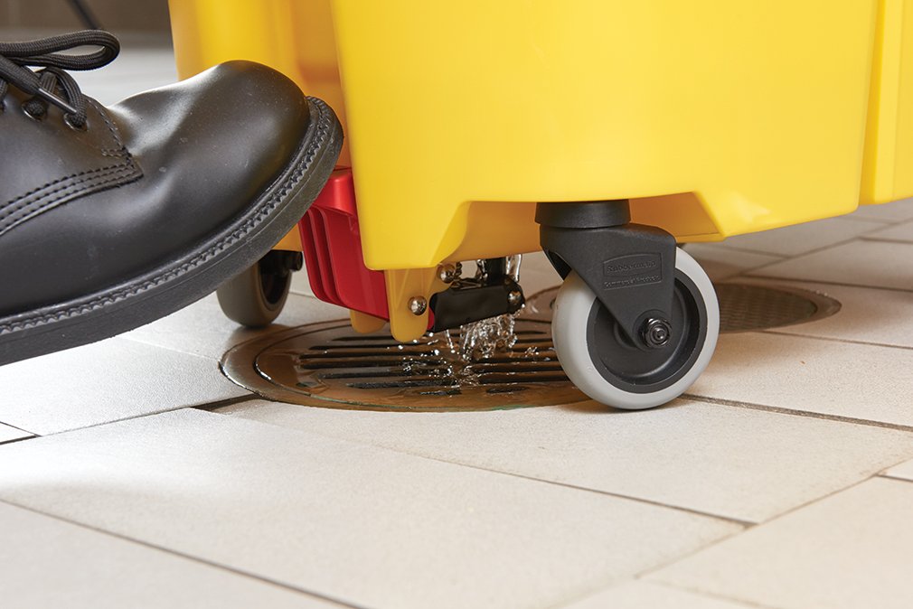 RubbermaidComm's tweet photo. Have you heard about the New Generation #WaveBrake®? It reduces #splashing, has an integrated foot-operated drain, and a 5-year wringer guarantee. Learn more here: https://t.co/FAWUBpFEwg #safety #mopbucket https://t.co/Y6C8YaZXVS
