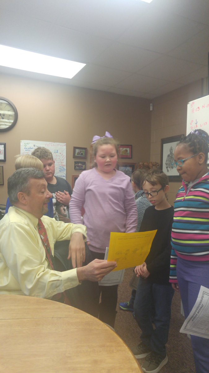 TuscumbiaCitySc's tweet image. Math detectives from Mrs. @mwhitlockthird class show their work to Mr. Bissell @_REThompson principal. #mathproblemsolving @DARRYLAIKERSON #ttowntigers