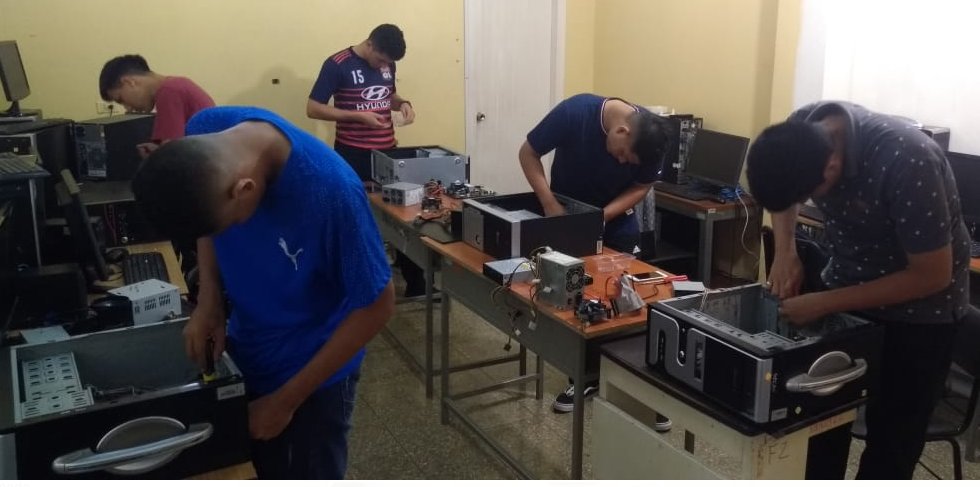 secap_ec's tweet photo. #Machala | Participantes del curso 'Auxiliar Técnico' en computación rindieron las pruebas prácticas del primer módulo sobre Ensamblaje, Mantenimiento e Instalación de computadores.
#CapacítateConSecap #SecapZonal7 https://t.co/oJDuCFIGla