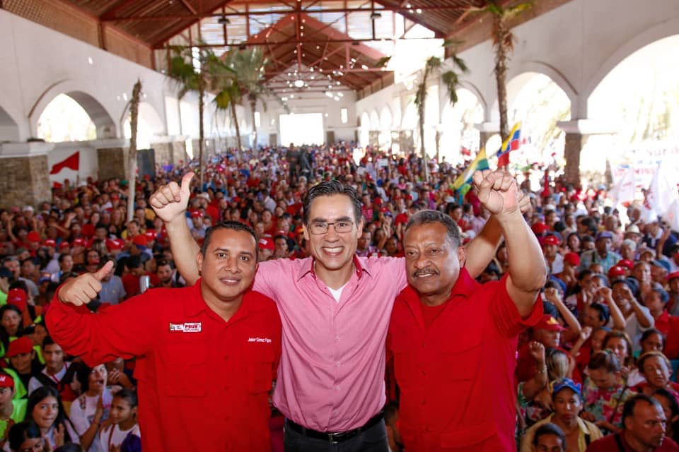 Juniorgpsuv's tweet photo. Con la alegría que caracteriza al pueblo chavista hoy proclamamos desde la gloriosa UBV #NuevaEsparta junto a nuestro vicepresidente @FidelVasquePSUV y @DanteRivasQ a los 68 concejales del pueblo de Nueva Esparta electos este domingo 9D
@NicolasMaduro @dcabellor
#ArrasoElChavismo https://t.co/BTUavJ0JFK