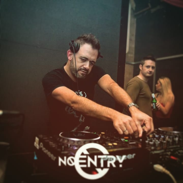 JonnyPofficial's tweet photo. Just doing my thang! #NoEntry was insane on Saturday night!
#DJ #SaturdayNight #LincolnStudents #HouseMusic #Techno #PioneerDJ #FunktionOne #RealDJ #NoSyncButton
#billandkeiths https://t.co/PudCDTnodw