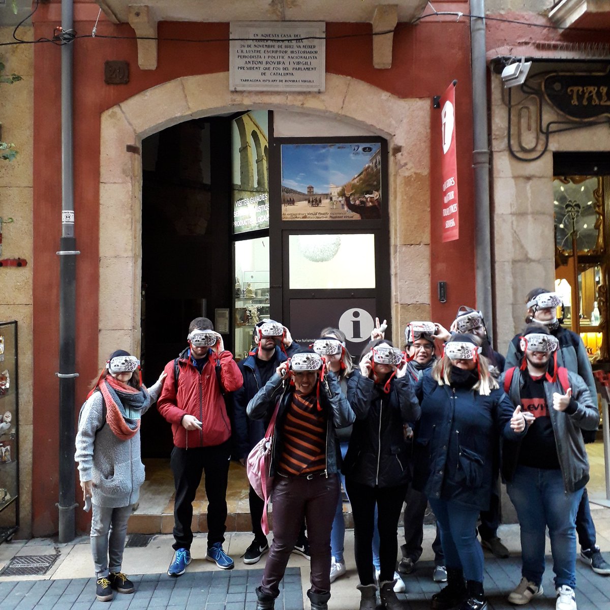agoratarraco's tweet photo. Avui amb un grup de Lleida, fent visita a Tarragona amb el suport de les ulleres de realitat virtual. Molt contents @agoratarraco. 
#agoratarraco #imageenvr #tarragonawalkingtours https://t.co/bHY4HtVWR2
