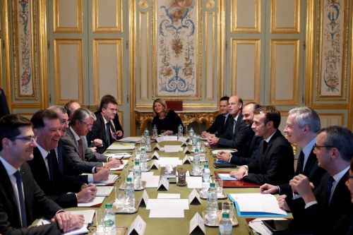 Business>Bourse: A l'Elysée, les banques s'engagent à ne pas au...bit.ly/2C6MWDj #business