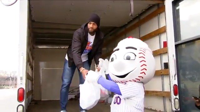 .@Amed_Rosario and @MrMet were in the house to assist with our #FoodDrive.   Thank you to all who donated! https://t.co/Osjw6An8mY