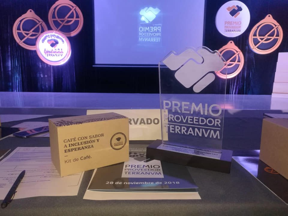 apicecubiertas's tweet photo. Orgullosos por esta distinción, resultado del buen trabajo en equipo constructora/proveedor #premio #proveedor #integralidad https://t.co/hFuLU6oqdx