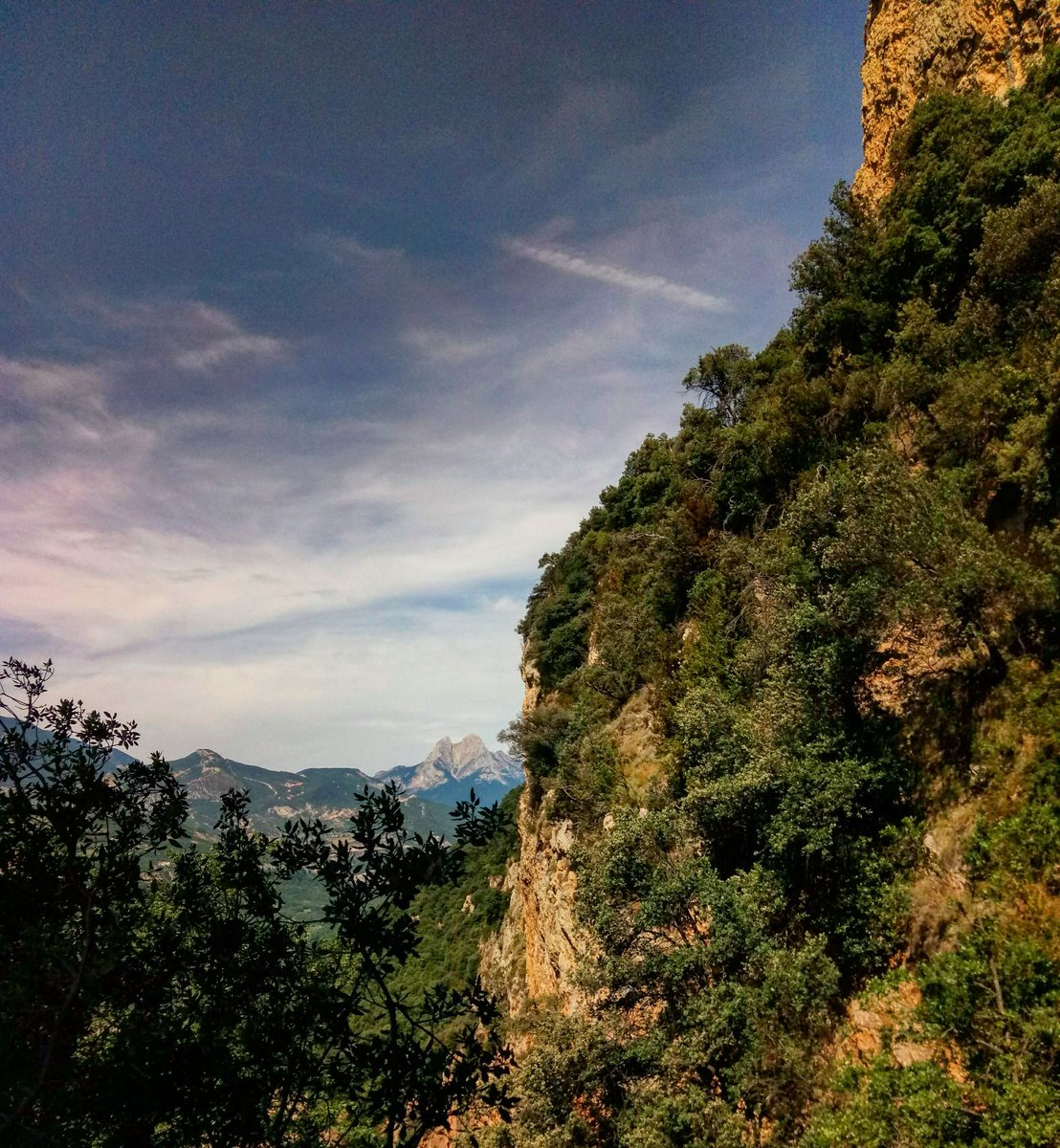 A pocs minuts de que acabi el #diainternacionaldelesmuntanyes us ensenyo com vaig veure per primer cop el Pedraforca (2.506m). Tard, per les dues coses, però més val tard que mai!