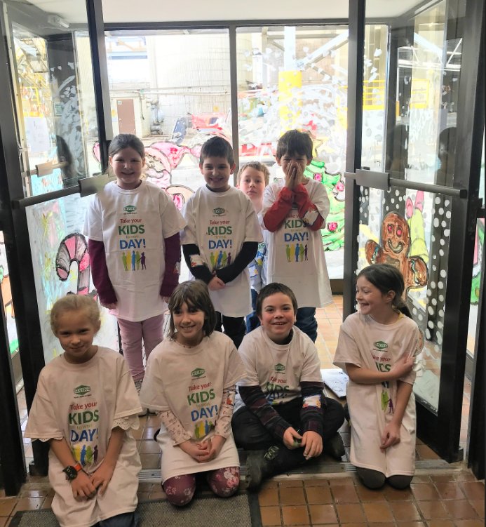jdirvinglimited's tweet photo. Irving Pulp &amp; Paper is preparing for the #Holiday Season with the help of students from #Seaside Elementary School. The students helped our employees decorate the mill with colourful window paintings! https://t.co/QPTpueliRn