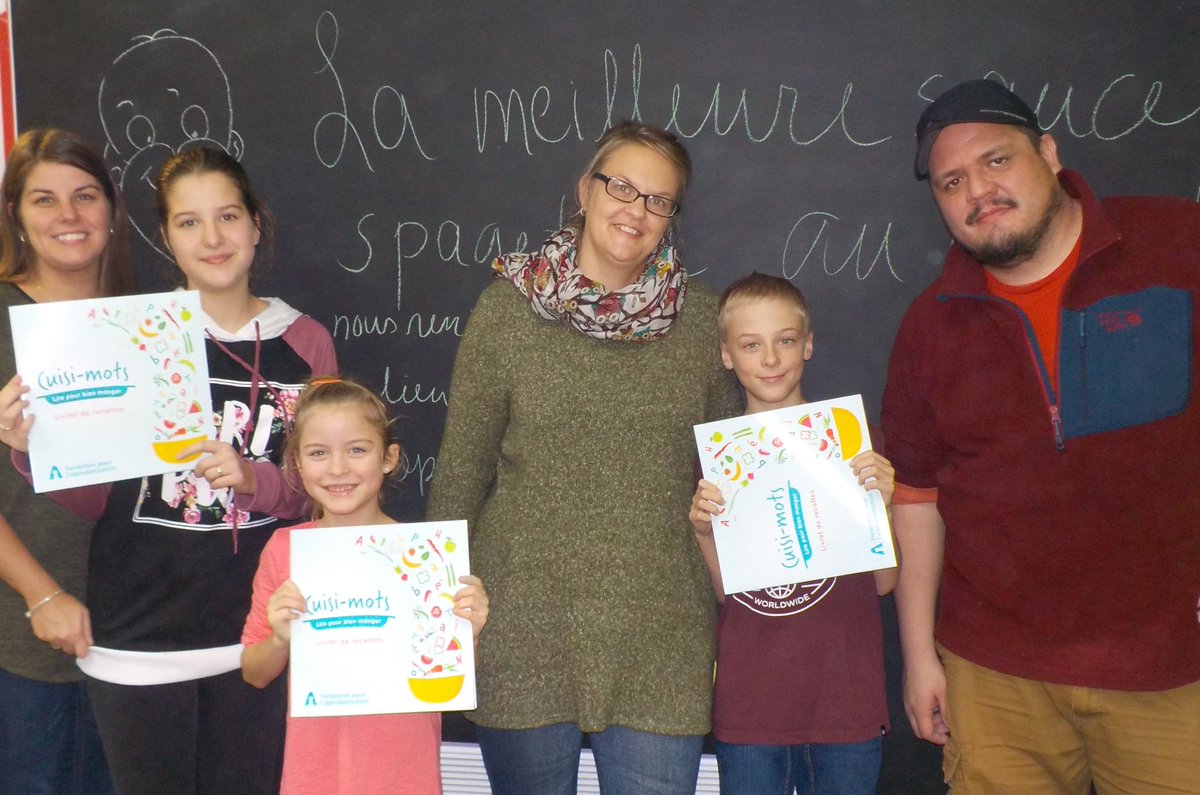 FondationAlpha's tweet photo. Merci au Centre Alpha du Rocher-Percé (Chandler) d'avoir participé au projet #cuisimots : les familles ont expérimenté le plaisir et l'utilité de la #lecture à travers la #cuisine! Prochains ateliers en Gaspésie dès le 16 février 2019, au Collectif Aliment-Terre de Paspébiac! https://t.co/gVtQ4ra2FQ