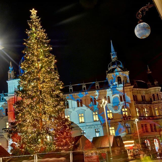 Der #christbaum 🎄 am #hauptplatz #graz erstrahlt in hellem #glanz 🕯️🕯️🕯️
#wiriebengraz #advent #weihnachten
#Austria #Steiermark #city #architecture #travel #traveling #visiting #instatravel #instago #street #illuminated #building #town #evening #sight #light #tower #urban…
