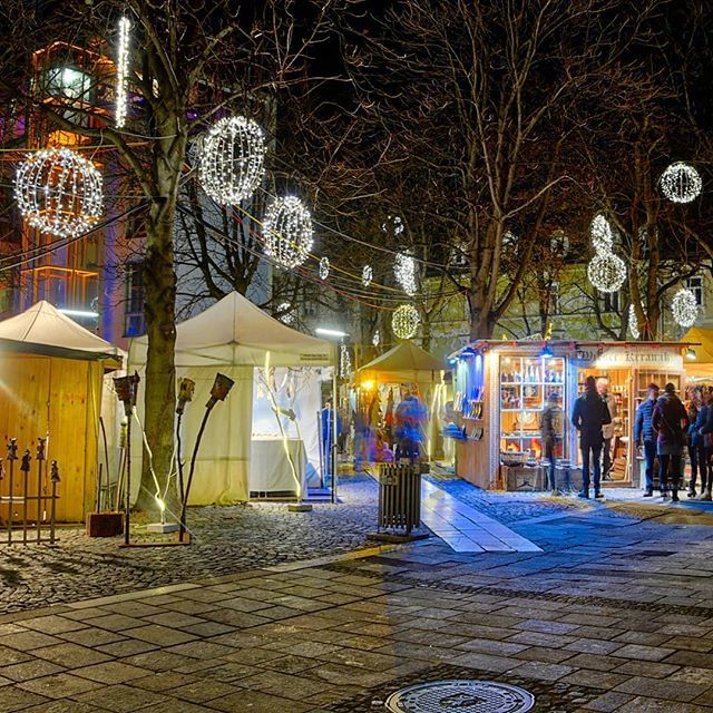 Am #färberplatz in #graz gibt's auch einen liebevollen #christkindlmarkt 🎄🕯️❄️
#wirliebengraz #advent #weihnachten
#Austria #Steiermark #street #city #illuminated #people #light #urban #travel #traveling #visiting #town #evening #road #tourism #building #architecture #outd…