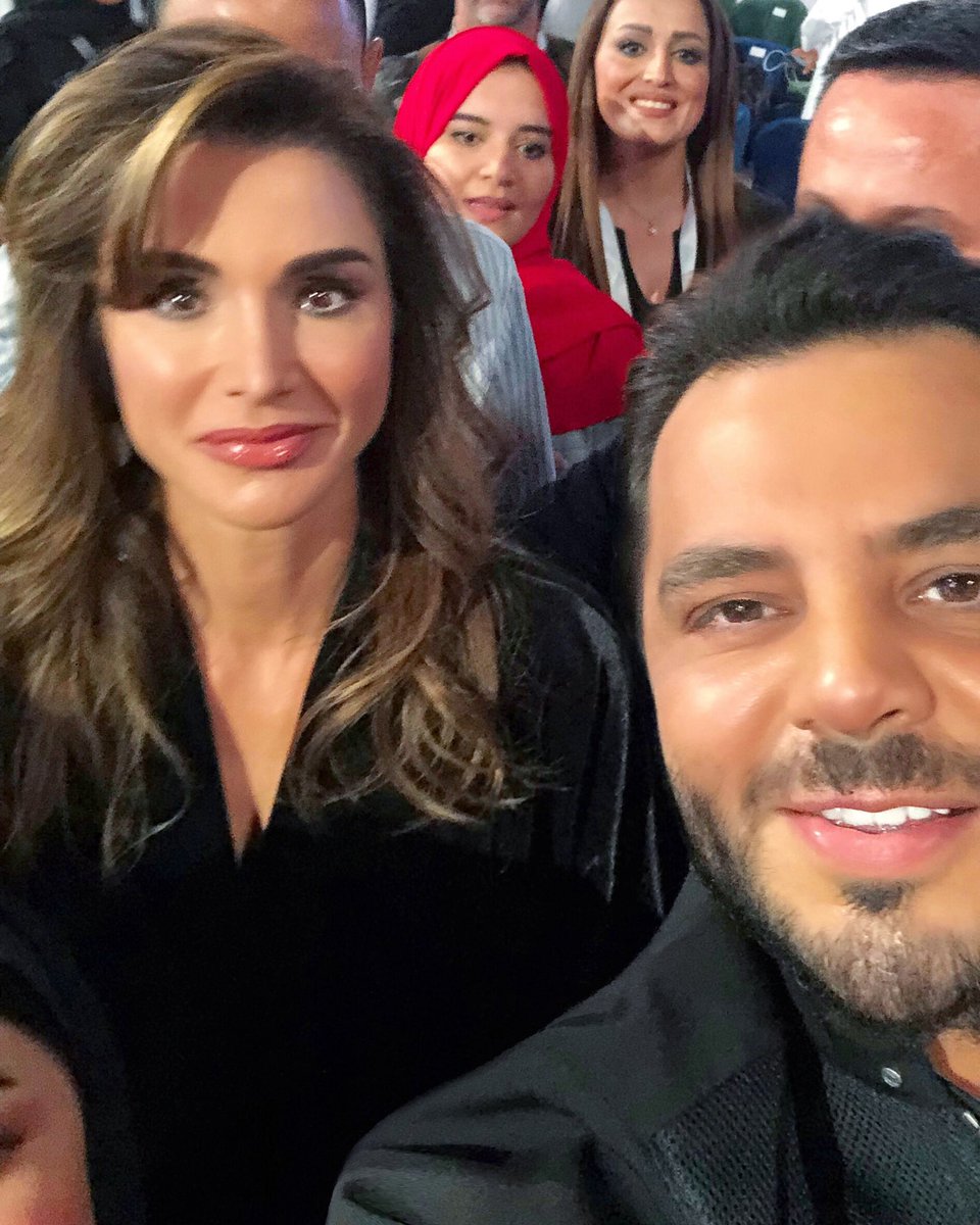 Neshan's tweet photo. الملكة رانيا...
ملكة الأردنّ الحبيبة.
تمتلِكُ أدوات الاتّصال والتواصل بتواضُعِها وفكرِها وحضورِها وبَريقِ نظرِتِها...
مُحِبَّة وَتنثرُ مَحَبَّة.
خلال قِمّة رُوّاد التواصل الاجتماعي العرب في دبي أمس.
#arabsmis https://t.co/AqsaiEZiNH