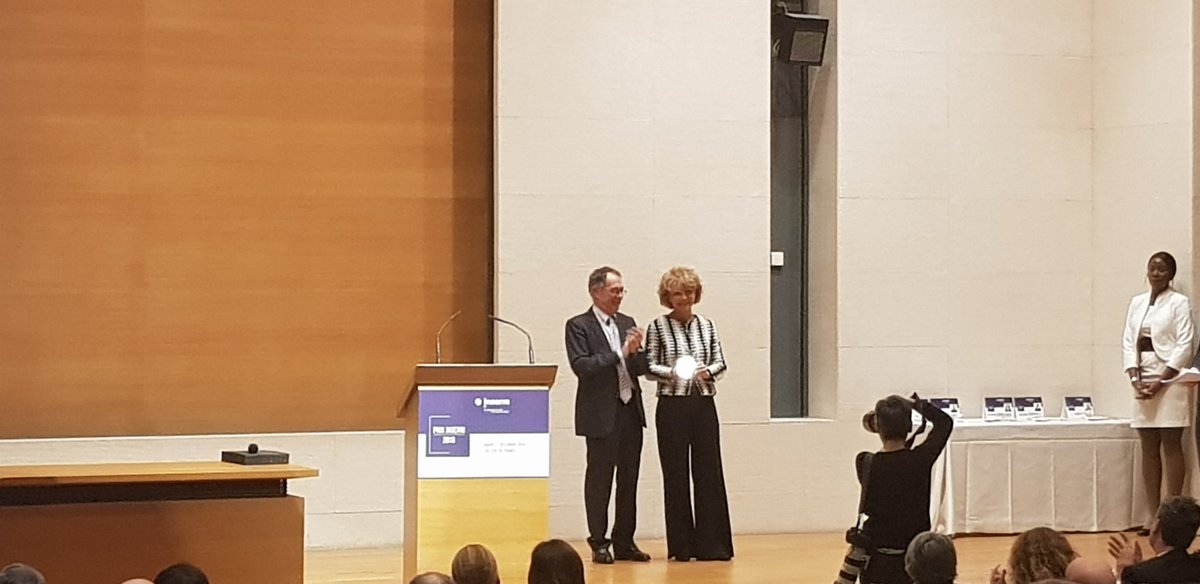 Inserm's tweet photo. Pour Elisabeth Dejana, Prix International "La science est magnifique, elle nous donne l'opportunité de parler avec tous" #LaSciencePourLasanté #PrixInserm2018 https://t.co/NHzbuf6mOs