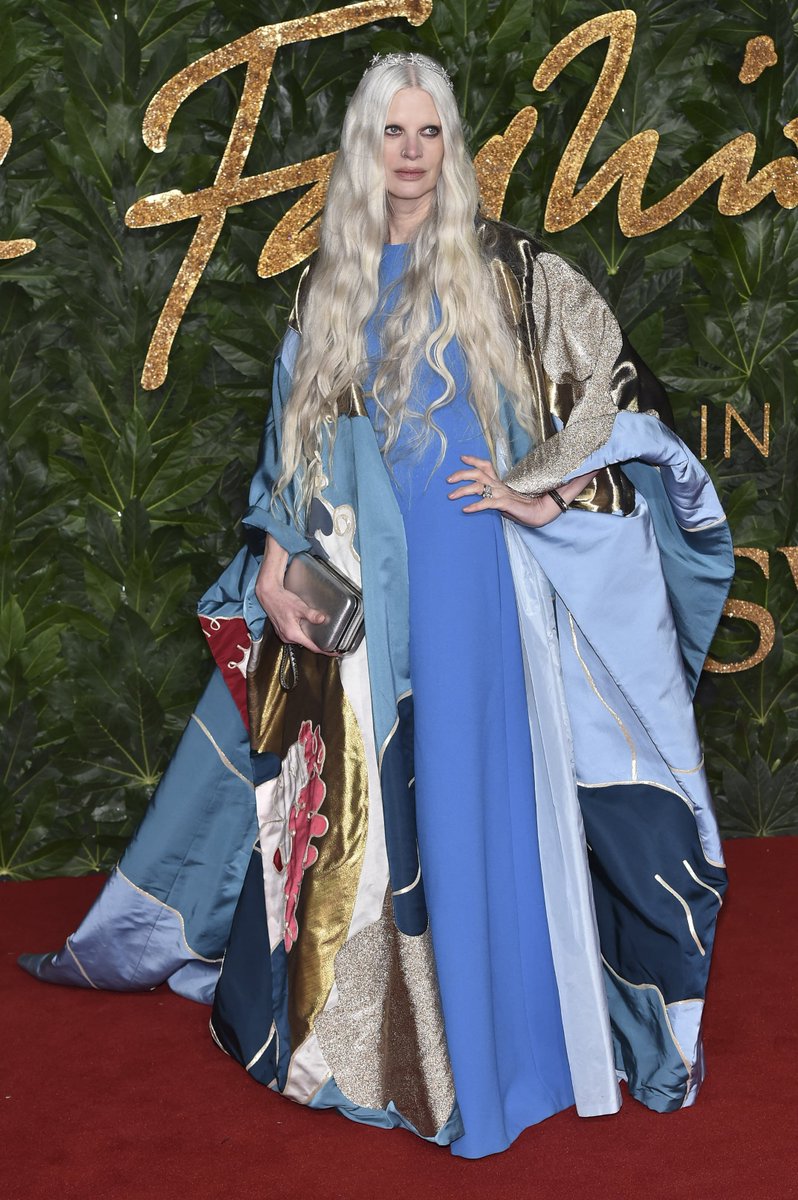 MaisonValentino's tweet photo. To the 2018 #FashionAwards in #London, #KristenMcmenamy graced the red carpet in 'Sogno ad alta voce' cape from the #ValentinoHauteCouture #FallWinter1819 collection by #PierpaoloPiccioli.
@BFC https://t.co/1QeGXSVuL6