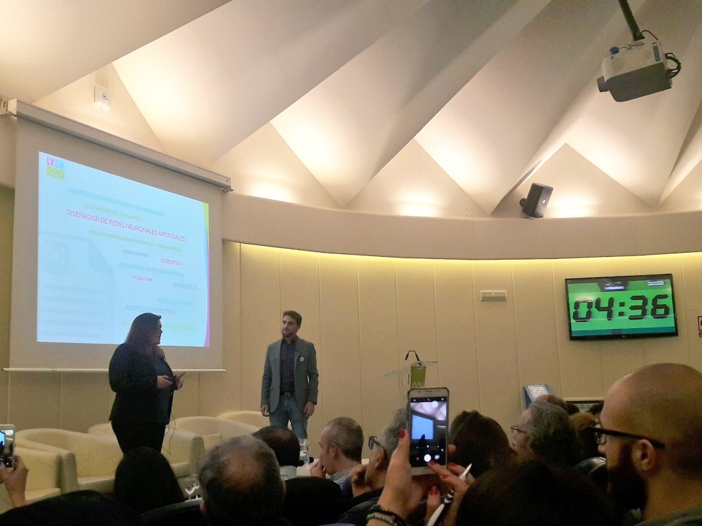 eoi's tweet photo. La idea de Eliana Cascales y Alberto Menna es @Lyzaroo_com que tiene como objetivo ayudar a todas las personas que quieren reinventarse profesionalmente #CoworkingEOI #Madrid #somosEOI https://t.co/2298gizGjq