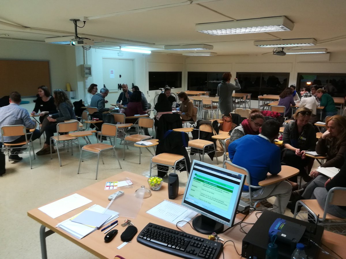 ruben_safont's tweet photo. Avui hem continuat amb el curs Introducció a l'ABP #CsCEFIRE #CsABP #CsEduca @congaror treballant amb aprenentatge cooperatiu #CsACo. Molt de talent a l'aula! https://t.co/pbb4btl7Vy