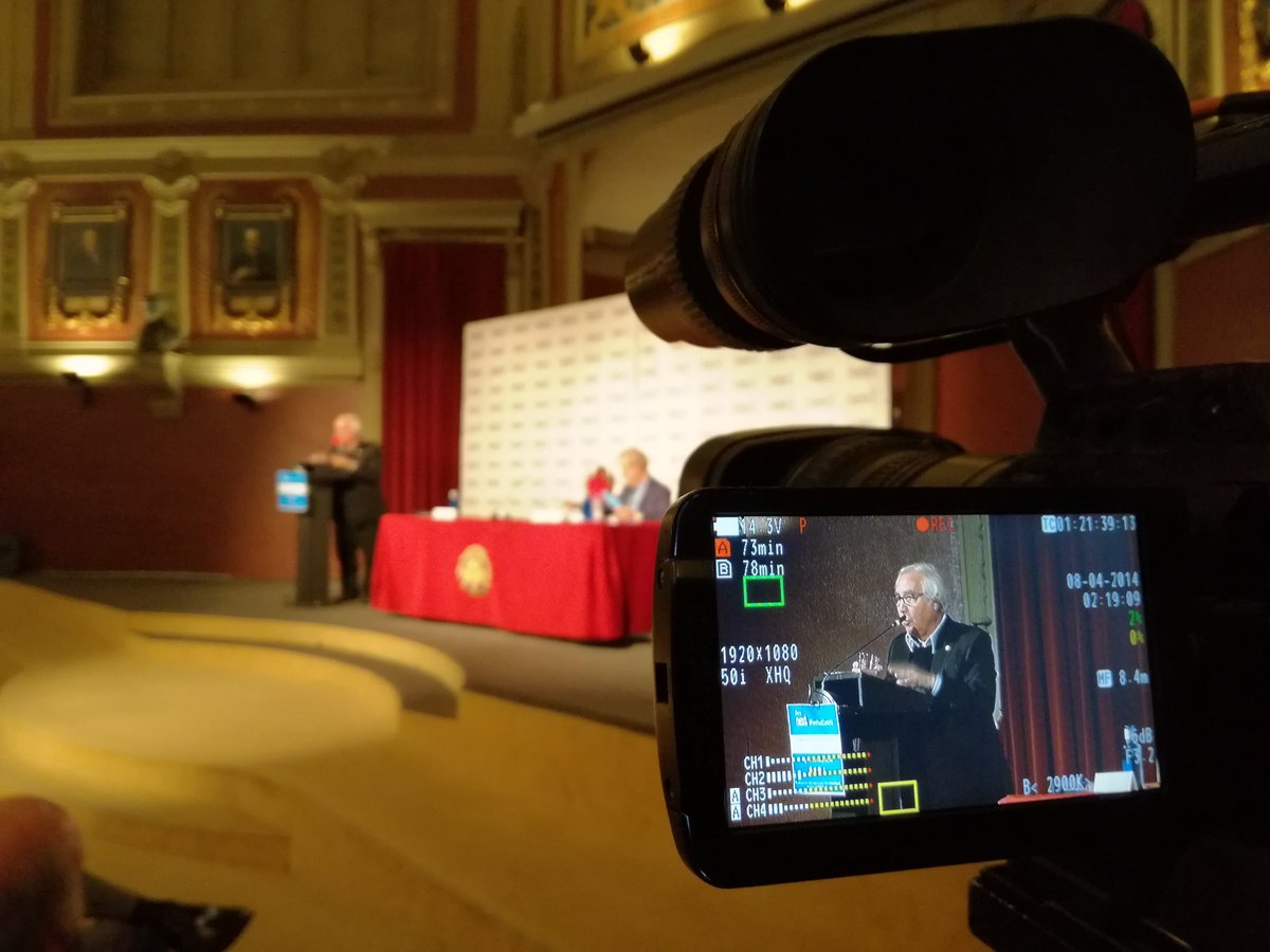 lucia_dalmau's tweet photo. Con el sociólogo Manuel Castells en el @ateneodemadrid "El problema no es vox, son los #partidos de #derecha que se están voxivizando (...) hay que relativizarlo como un fenómeno #politico pero reconocerlo como síntoma fundamental de peligro para la #Democracia #ForoNextCastells https://t.co/P95n3OFLTw