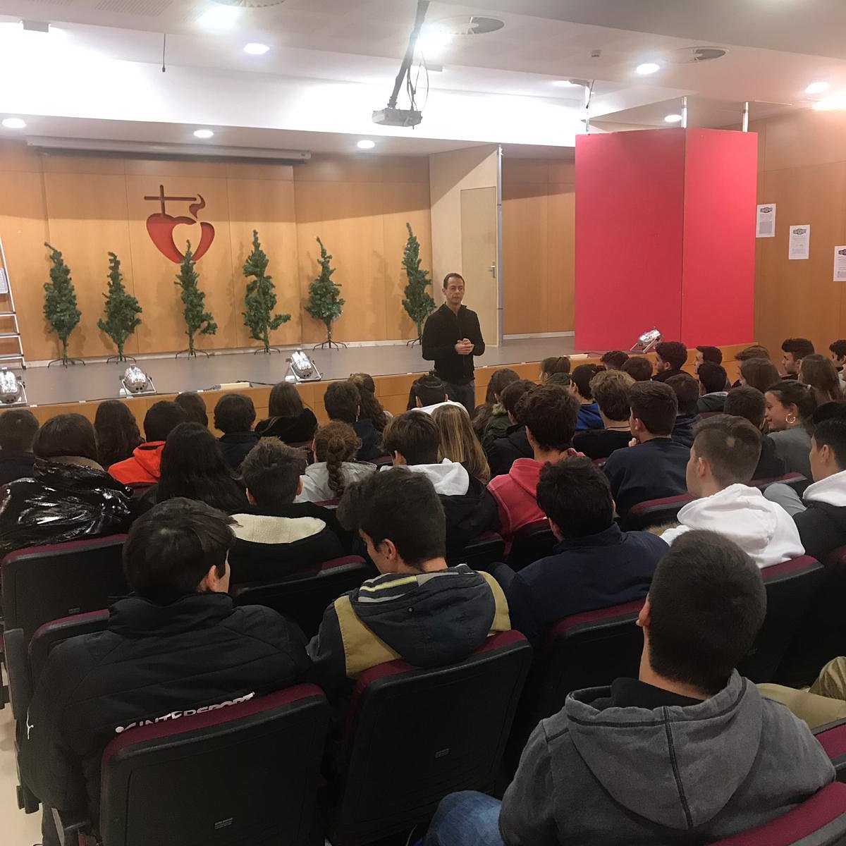 PadreDamianSSCC's tweet photo. El Quim Casas de la Universitat Abat Oliba @uaoceu ha explicat avui als alumnes de #2nbtxpd com preparar l'exposició del seu #treballderecerca 👨🏻🎓🔊! De ben segur que la setmana que ve es posaran en pràctica totes les estratègies comunicatives explicades! #formacio https://t.co/5DkrfCMHGd