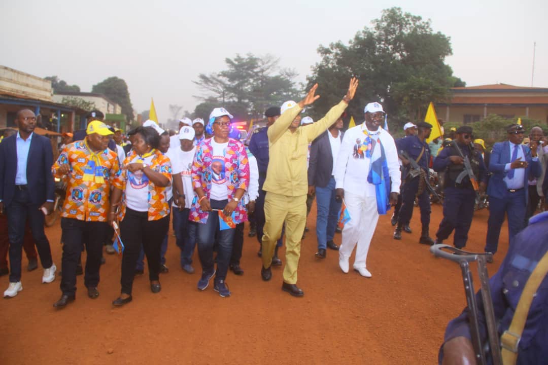 PamelaKenge's tweet photo. À #Isiro dans la province du Haut-Uele, le candidat #Num13 vient de faire sa 12e province. Dans une ambiance festive et chaleureuse, @EmmanuelShadary a réussi à convaincre les électeurs de ce coin. https://t.co/cXrfl9lBZO