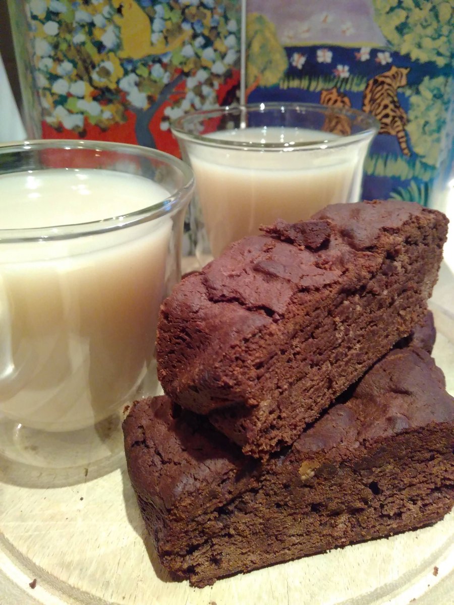 I've been busy baking Santa's Brandy Cake Brownies. Check out my tea-infused recipe... ow.ly/cQ5w50jUJe6 #vegan #glutenfree #veganhour #teahour #christmas #recipes #cake <a href="/theteanomads/">Leaves of the World Tea Co.</a>