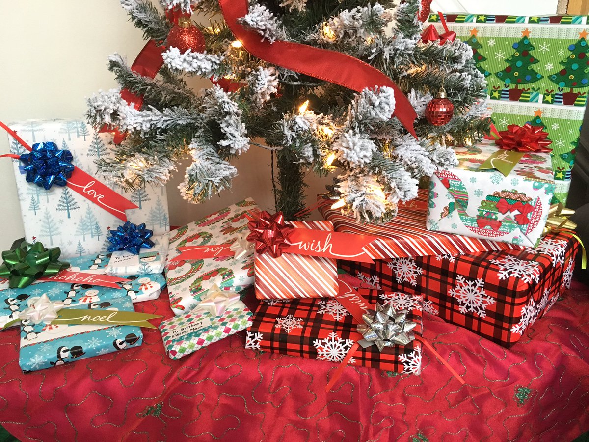cathcartcrew's tweet photo. All wrapped up and ready for Christmas thanks to the @HewittsCreek Outreach Team. These amazing Ss wrapped my 🎁 early to practice for next week’s fundraiser to support Youth Haven. Fantastic job Hurricanes! https://t.co/lH9e4cXC8z