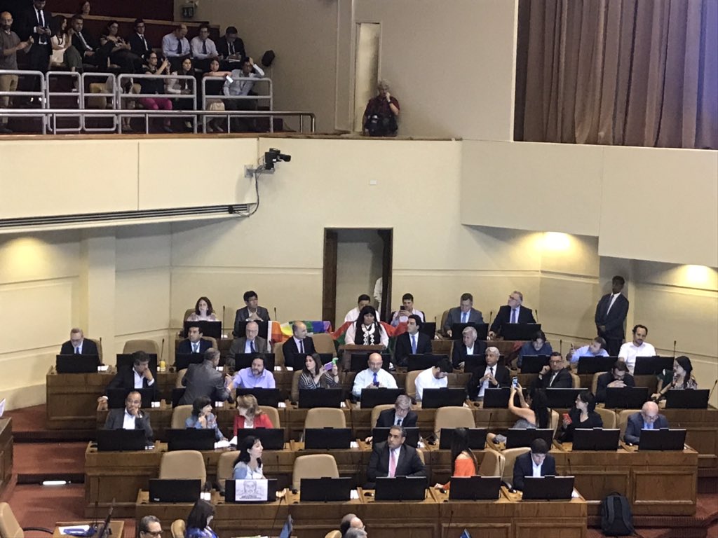 Isacaromartinez's tweet photo. Diputada mapuche Emilia Nuyado (PS) inicia interpelación con intervención en mapudungún @latercera. Diputados de la UDI se burlan e ironizan: ¿está hablando en inglés?, dicen. https://t.co/B7zDxZkoI8