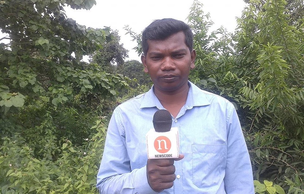 XeroGround's tweet photo. #Adivasi journalist Amit Topno covering #Pathalgadi movement who went missing on Saturday has found dead in #Jharkhand
#GuardiansOfTruth #JournalismMatters #FreedomOfThePress
Read: https://t.co/TrtDFtFro2 https://t.co/RB0gd9sBfw